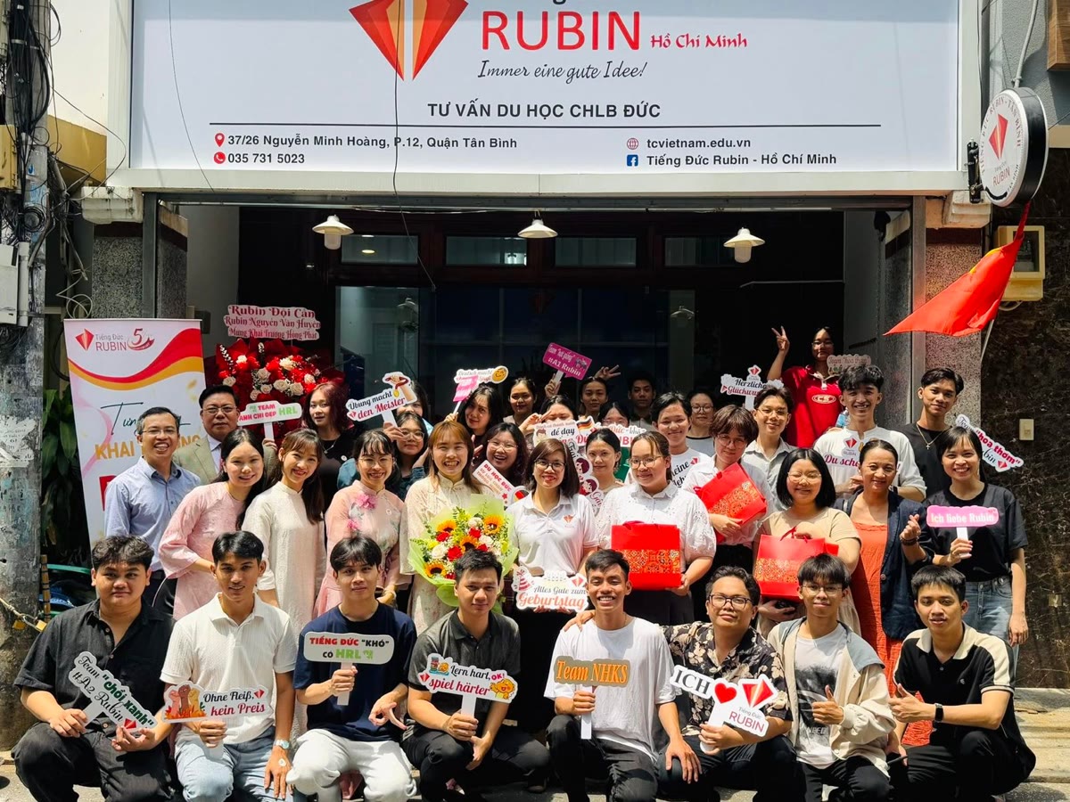 Schülerinnen, Schüler und Lehrkräfte vor der Sprachschule Tiếng Đức Rubin in Ho-Chi-Minh-Stadt.
